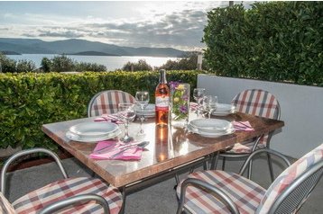 Horvātija Privát Komarna, Eksterjers